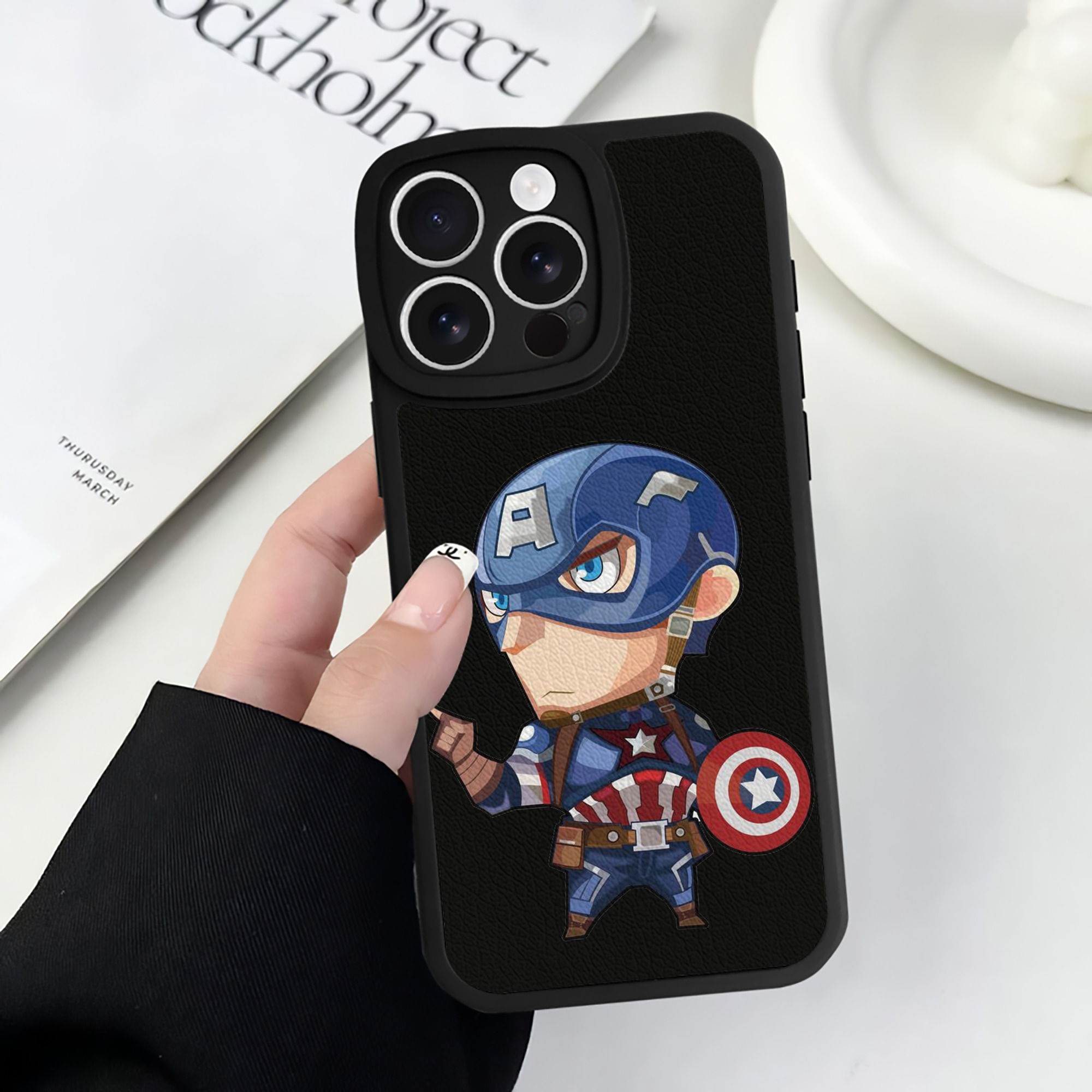 （画像用） アベンジャーズ The Avengers 【iPhone 16シリーズ対応】シリコンスマホケース（レザー調） 材質：シリコン